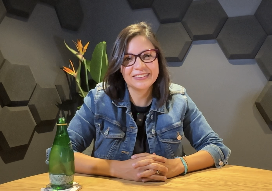Caro Galván presentándose